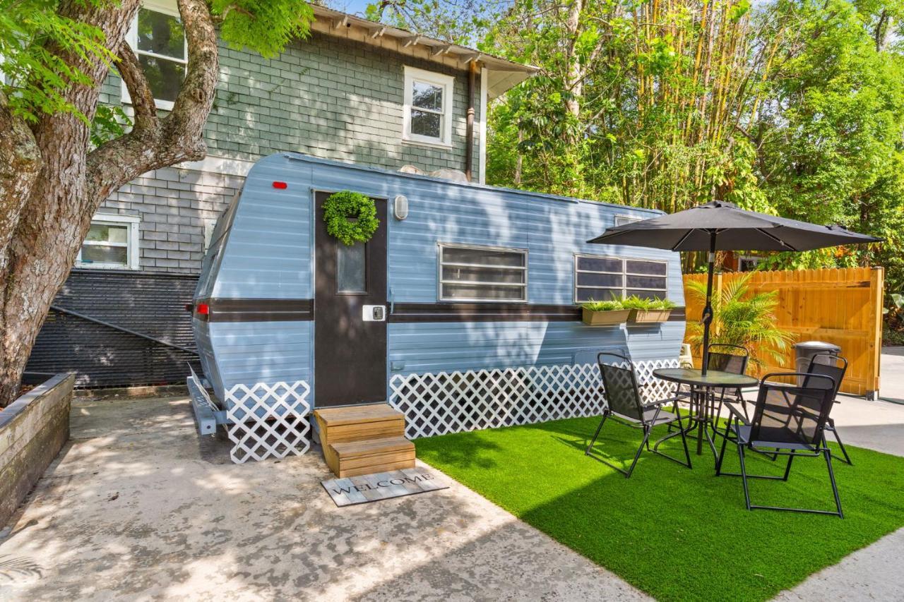 Four Different Options At One Great Location-- 1 - Spacious 3 Bed 2 Bath House Or 2- 2Nd Floor 2 Bed 1 Bath Guesthouse Or 3- 1St Floor Studio Or 3- A Tiny Home Rv Tampa Exterior photo