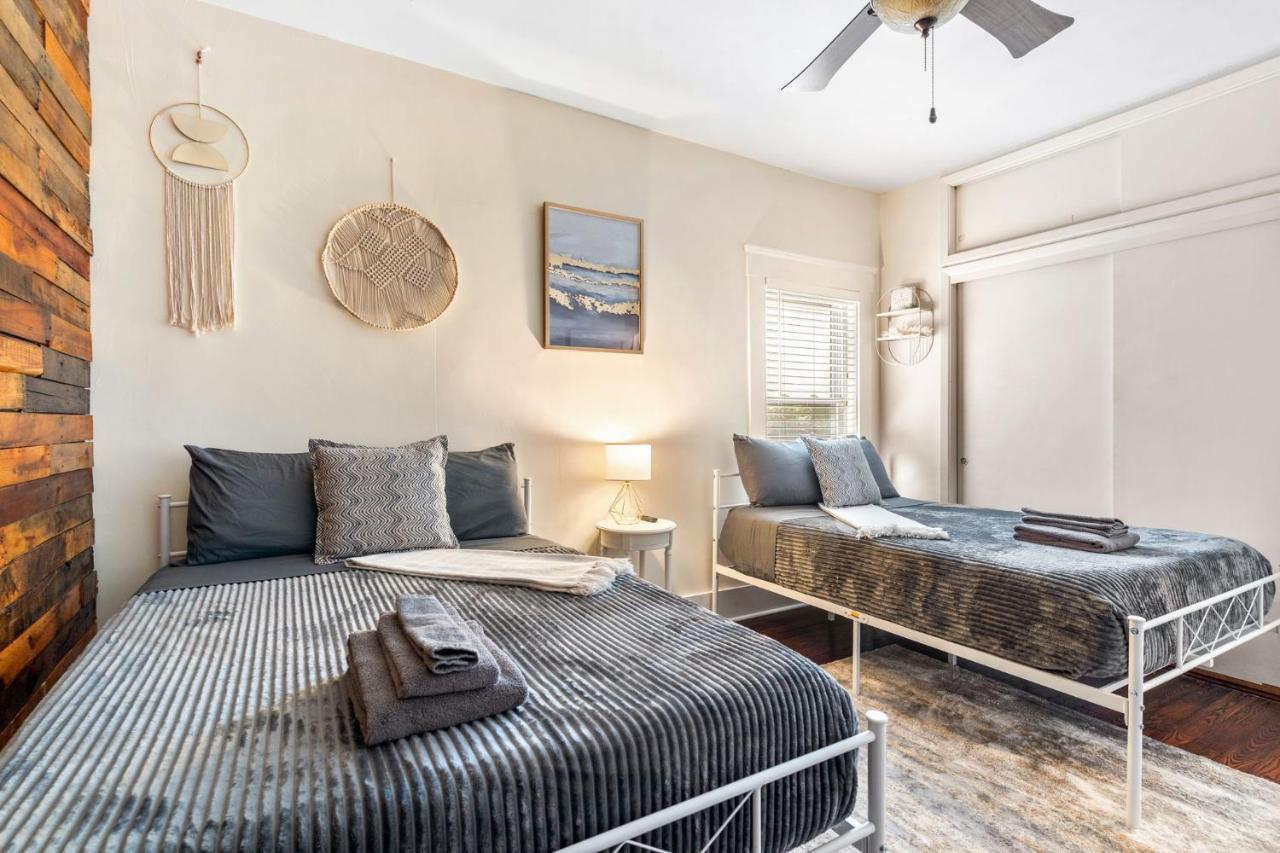 Four Different Options At One Great Location-- 1 - Spacious 3 Bed 2 Bath House Or 2- 2Nd Floor 2 Bed 1 Bath Guesthouse Or 3- 1St Floor Studio Or 3- A Tiny Home Rv Tampa Exterior photo