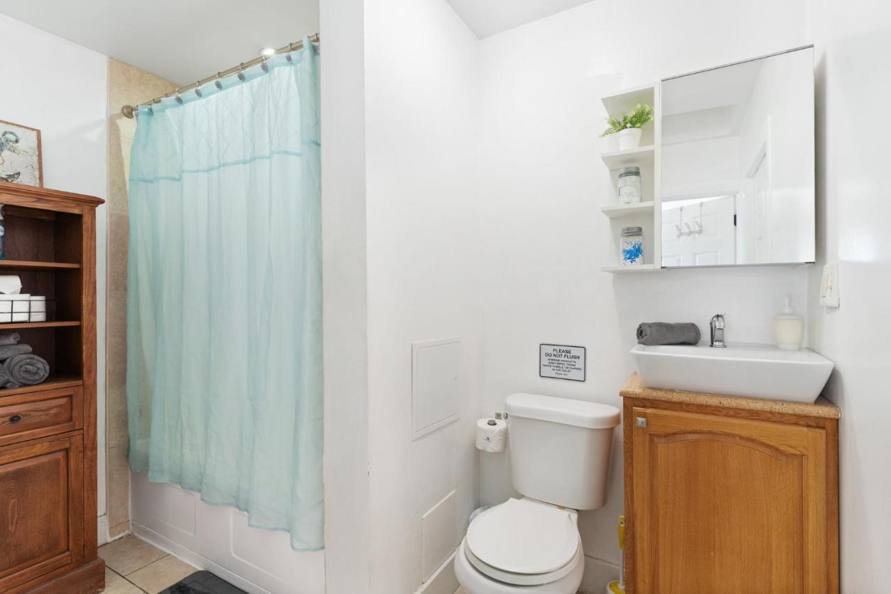 Four Different Options At One Great Location-- 1 - Spacious 3 Bed 2 Bath House Or 2- 2Nd Floor 2 Bed 1 Bath Guesthouse Or 3- 1St Floor Studio Or 3- A Tiny Home Rv Tampa Exterior photo