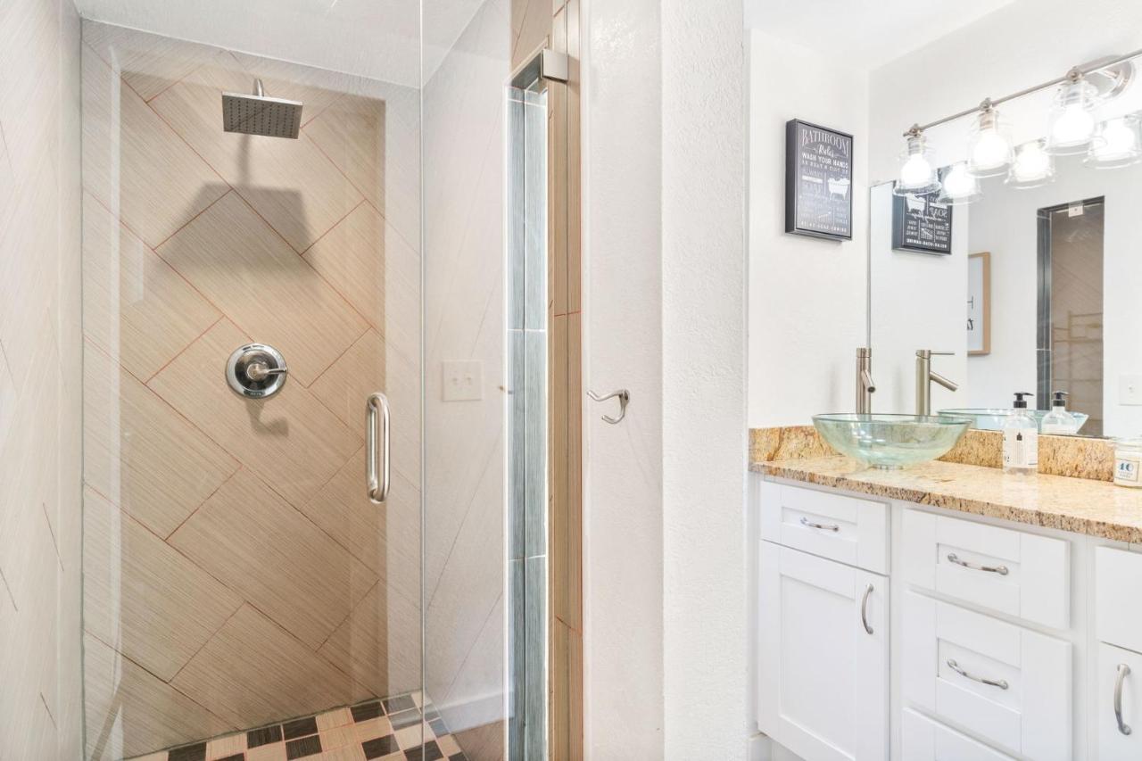 Four Different Options At One Great Location-- 1 - Spacious 3 Bed 2 Bath House Or 2- 2Nd Floor 2 Bed 1 Bath Guesthouse Or 3- 1St Floor Studio Or 3- A Tiny Home Rv Tampa Exterior photo