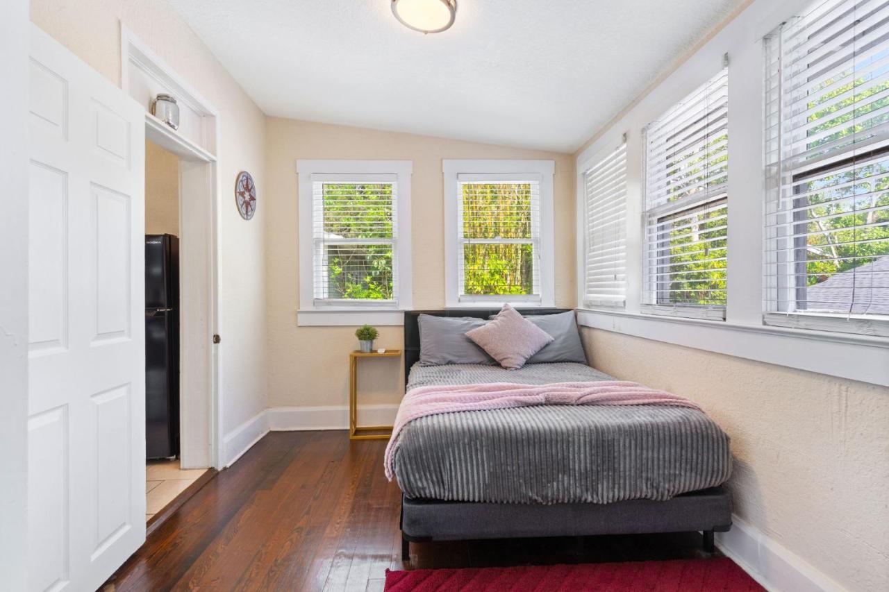 Four Different Options At One Great Location-- 1 - Spacious 3 Bed 2 Bath House Or 2- 2Nd Floor 2 Bed 1 Bath Guesthouse Or 3- 1St Floor Studio Or 3- A Tiny Home Rv Tampa Exterior photo
