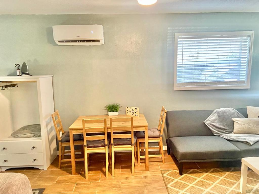 Four Different Options At One Great Location-- 1 - Spacious 3 Bed 2 Bath House Or 2- 2Nd Floor 2 Bed 1 Bath Guesthouse Or 3- 1St Floor Studio Or 3- A Tiny Home Rv Tampa Exterior photo