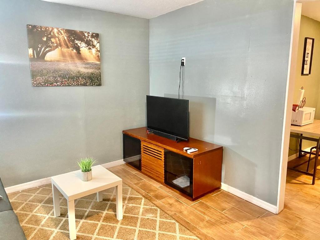 Four Different Options At One Great Location-- 1 - Spacious 3 Bed 2 Bath House Or 2- 2Nd Floor 2 Bed 1 Bath Guesthouse Or 3- 1St Floor Studio Or 3- A Tiny Home Rv Tampa Exterior photo