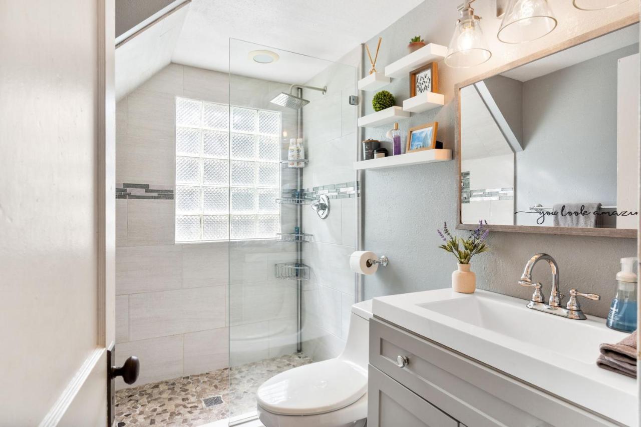 Four Different Options At One Great Location-- 1 - Spacious 3 Bed 2 Bath House Or 2- 2Nd Floor 2 Bed 1 Bath Guesthouse Or 3- 1St Floor Studio Or 3- A Tiny Home Rv Tampa Exterior photo