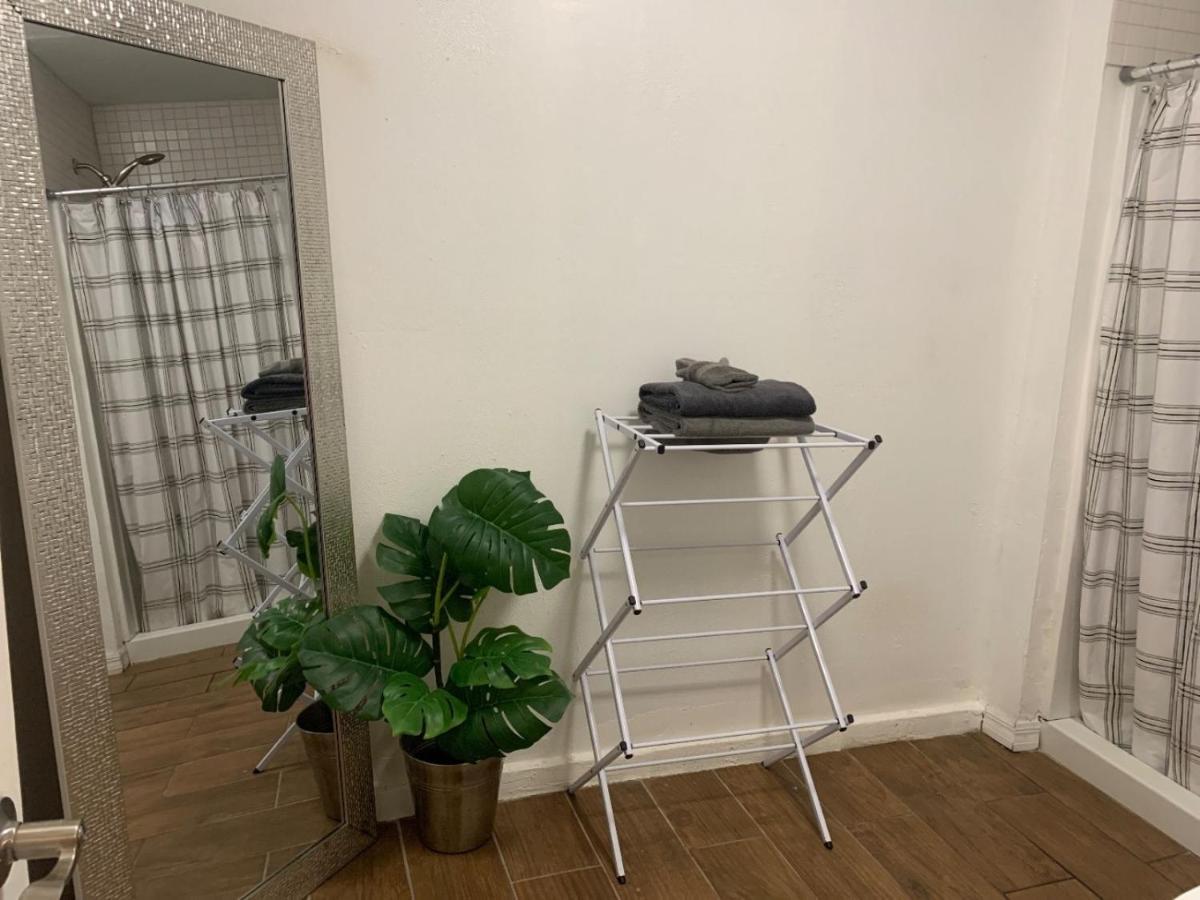 Four Different Options At One Great Location-- 1 - Spacious 3 Bed 2 Bath House Or 2- 2Nd Floor 2 Bed 1 Bath Guesthouse Or 3- 1St Floor Studio Or 3- A Tiny Home Rv Tampa Exterior photo